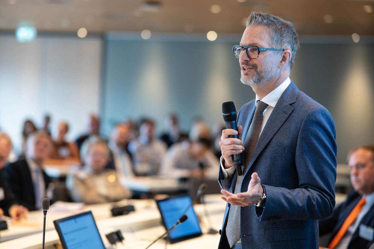 Mark Zellenrath spreekt tijdens Touch Dutch Base