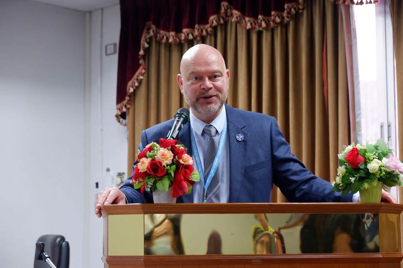 Mick Mulders spreekt achter een katheder